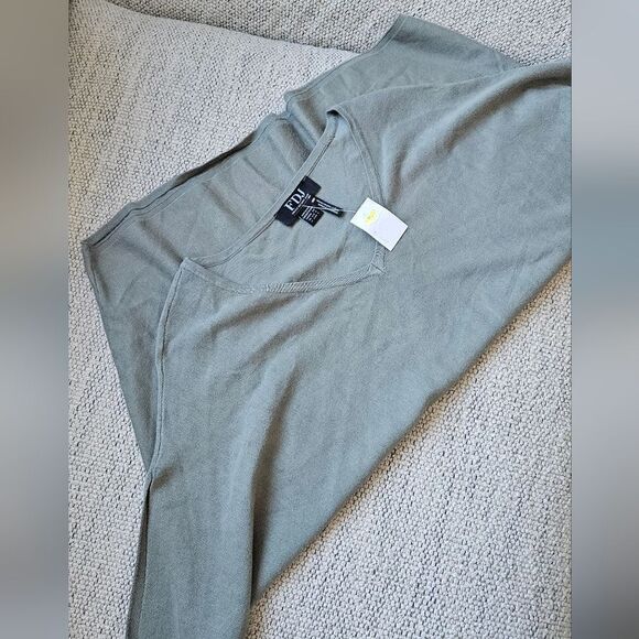 💝FDJ Olive Green V-Neck Sweater - Picture 2 of 4